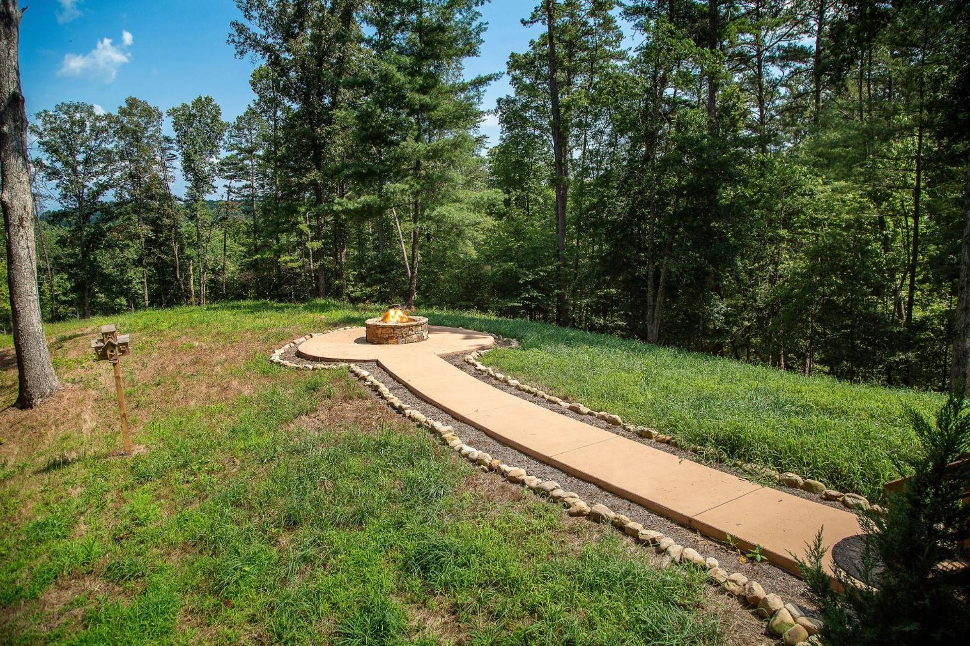 Adore The Smores Rustic Mountain Charm Outdoor Spaces And A Cozy Hot Tub Blue Ridge Dış mekan fotoğraf